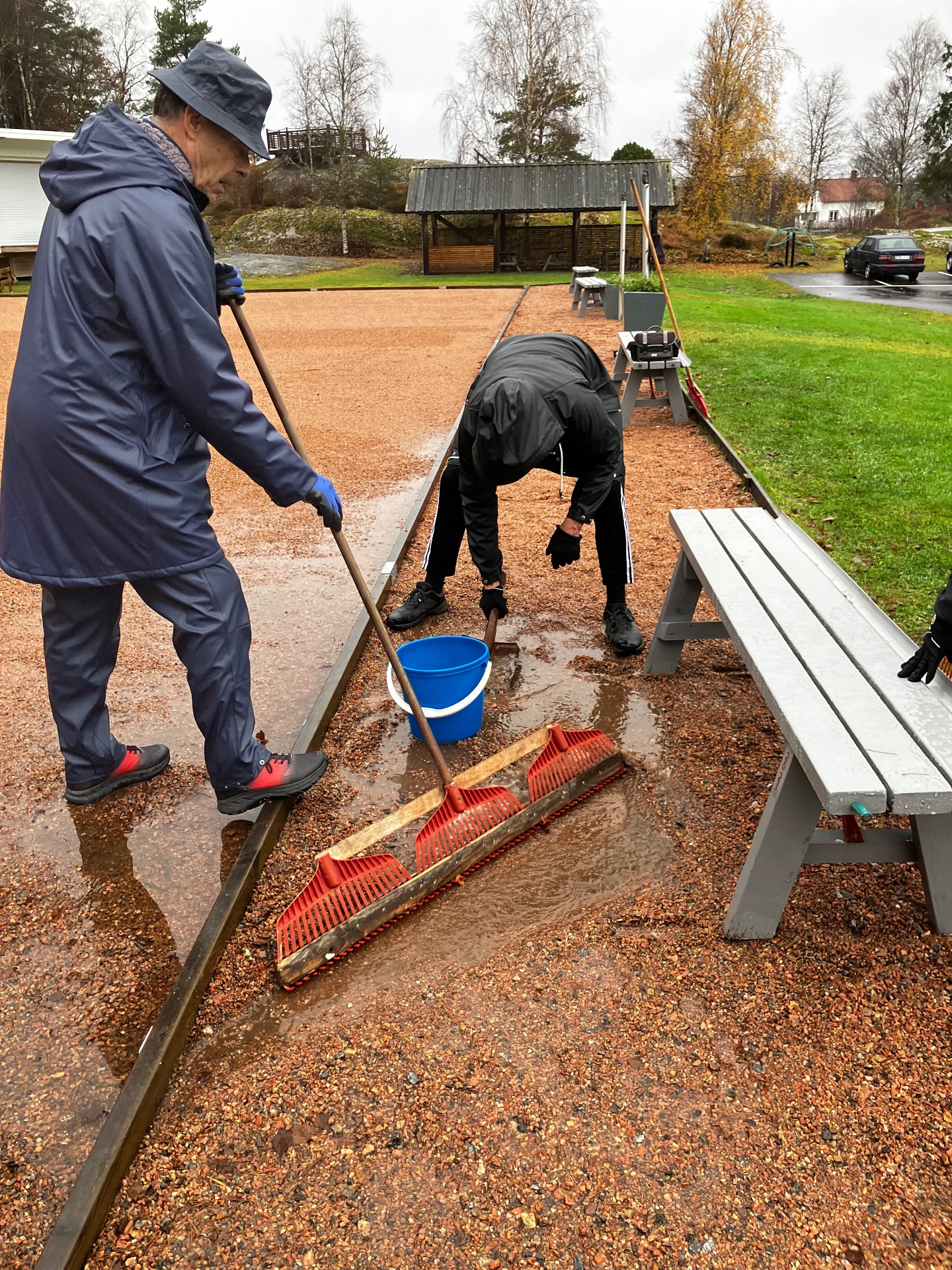 4/11-25 Uno öser vant upp regnvatten assisterad av Anders