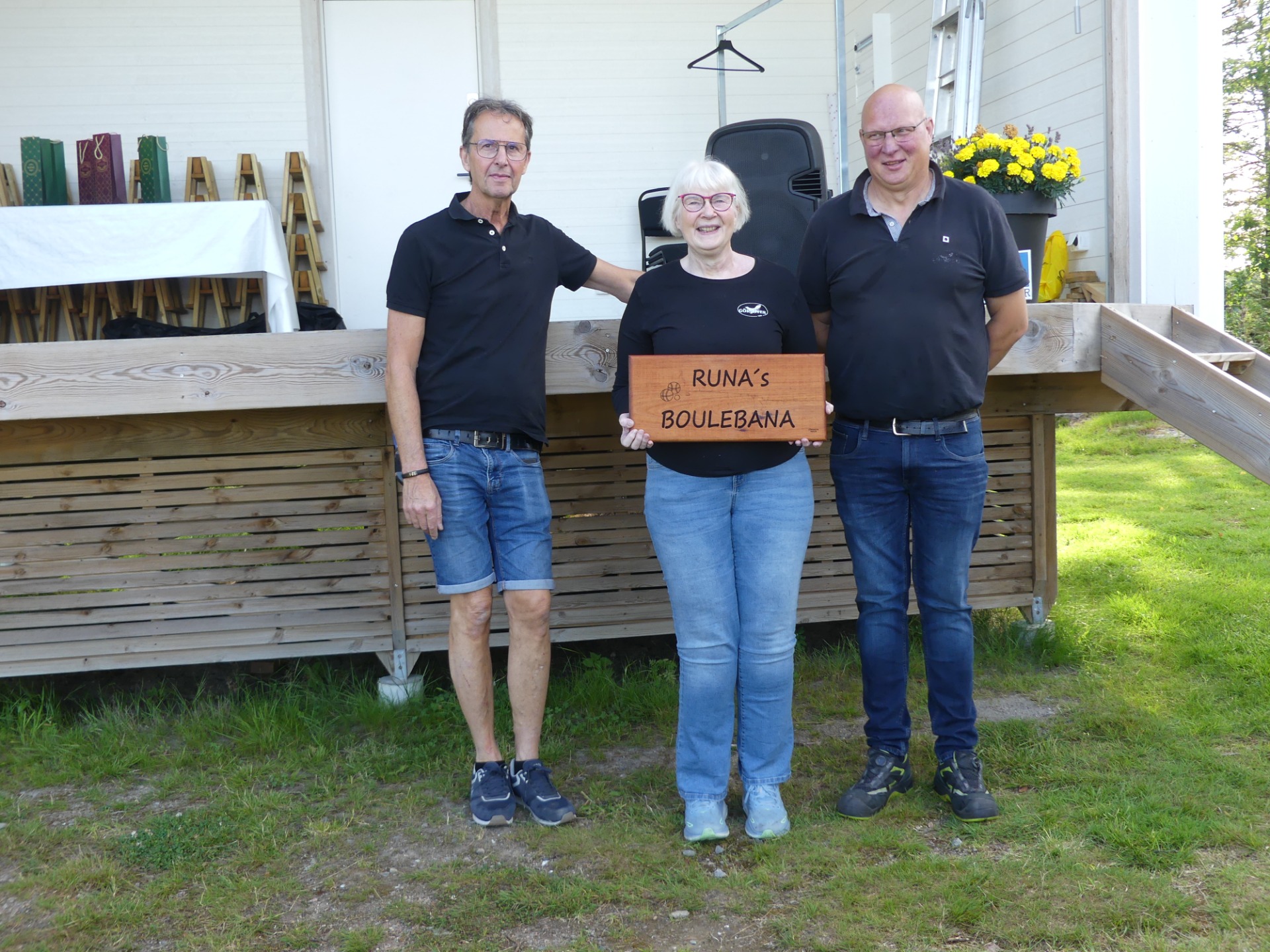 Rolf, Gun-Britt och Robert visar upp den nya skylten